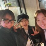 Kang Ye-won Instagram – 우리 20년우정은 한결같네♥️
도그데이즈🎬🍿
간만에 좋은영화 따뜻한영화 시사회서
대성통곡하고 왔습니다🐩🙈
너무감동적 너무재밌어♥️
이런영화 너무오랜만👋
#도그데이즈