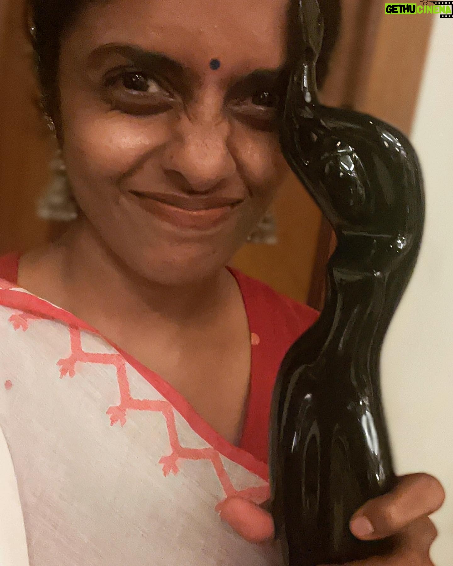 Kani Kusruti Instagram - Won best actor female, comedy series (critics) Filmfare award for OK COMPUTER web series. Thank you everyone. Thank you @filmfare @jiteshpillaai ♥️♥️♥️♥️♥️♥️♥️ It was the best character offered to me on camera so far. Thanks to my directors and every one who was part of the team ok computer. Thank you everyone who helped me deserve this. ♥️♥️♥️♥️♥️ @okcomputer_tv @disneyplushotstar @memesys_studios @pooja.mov @neilpagedar @memewala Also thank you so much @diyaaa_john lending me this beautiful saree of yours by @suta_bombay. Felt you were with me through out. ♥️