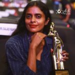 Kani Kusruti Instagram - "അയ്യേ ലിപ്സ്റ്റിക്‌ ഇട്ടൊ?" എന്ന മലയാളി ചോദ്യത്തിനു അറിഞ്ഞു കൊണ്ട്‌ തന്നെ ആണു ലോക പ്രശസ്തയായ 'റിഹാന' എന്ന സിംഗർ സോങ്ങ് റൈറ്ററുടെ 'ഫെന്റിബ്യുട്ടീ' ബ്രാൻറിലെ 'യൂണിവേഴ്സൽ റെഡ്‌ ലിപ്സ്റ്റിക്'‌ ഇട്ട്‌ സ്റ്റേറ്റ്‌ അവാർഡ്‌ പരിപാടിക്ക്‌ പോയത്‌. ആ 'റെഡ്‌ ലിപ്സ്റ്റിക്‌' എന്തിനു നിലകൊള്ളുന്നു എന്ന് ആത്മാർത്ഥ്മായി അറിയാൻ അഗ്രഹിക്കുന്നവർ വായിച്ചു മനസ്സിലാക്കുക. ♥️ Proudly wearing Rihanna s universal red lipstick from fentybeauty for the State award function. ♥️ For people who are genuinely interested in reading what this universal red lip stick stands for , here is an extract from a link 👇🏾 “Historically, darker-skinned black women have been derided for wearing red lipstick. As recently as 2013, the rapper A$AP Rocky, while on tour with Rihanna, was criticized for telling the lifestyle site the Coveteur that “You have to be fair skinned to get away with” wearing red lipstick. The message often is that black women’s lips — a body part that is simultaneously ridiculed and sexualized — are meant to be downplayed, not highlighted with red.” Also wearing an old shirt and trousers of Anand’s. @memewala https://www.google.com/amp/s/www.buzzfeednews.com/amphtml/leticiamiranda/heres-why-rihanna-is-the-perfect-person-to-sell-you-red #fentybeauty #rihanna #stunna