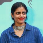 Kani Kusruti Instagram - "അയ്യേ ലിപ്സ്റ്റിക്‌ ഇട്ടൊ?" എന്ന മലയാളി ചോദ്യത്തിനു അറിഞ്ഞു കൊണ്ട്‌ തന്നെ ആണു ലോക പ്രശസ്തയായ 'റിഹാന' എന്ന സിംഗർ സോങ്ങ് റൈറ്ററുടെ 'ഫെന്റിബ്യുട്ടീ' ബ്രാൻറിലെ 'യൂണിവേഴ്സൽ റെഡ്‌ ലിപ്സ്റ്റിക്'‌ ഇട്ട്‌ സ്റ്റേറ്റ്‌ അവാർഡ്‌ പരിപാടിക്ക്‌ പോയത്‌. ആ 'റെഡ്‌ ലിപ്സ്റ്റിക്‌' എന്തിനു നിലകൊള്ളുന്നു എന്ന് ആത്മാർത്ഥ്മായി അറിയാൻ അഗ്രഹിക്കുന്നവർ വായിച്ചു മനസ്സിലാക്കുക. ♥️ Proudly wearing Rihanna s universal red lipstick from fentybeauty for the State award function. ♥️ For people who are genuinely interested in reading what this universal red lip stick stands for , here is an extract from a link 👇🏾 “Historically, darker-skinned black women have been derided for wearing red lipstick. As recently as 2013, the rapper A$AP Rocky, while on tour with Rihanna, was criticized for telling the lifestyle site the Coveteur that “You have to be fair skinned to get away with” wearing red lipstick. The message often is that black women’s lips — a body part that is simultaneously ridiculed and sexualized — are meant to be downplayed, not highlighted with red.” Also wearing an old shirt and trousers of Anand’s. @memewala https://www.google.com/amp/s/www.buzzfeednews.com/amphtml/leticiamiranda/heres-why-rihanna-is-the-perfect-person-to-sell-you-red #fentybeauty #rihanna #stunna