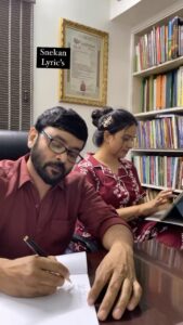 Kannika Snekan Instagram - @kavingarsnekan lyric’s 🖋📋 Song : manasukulle Dhagam Movie : Aautograph Music : Bharathwaj Director: cheran #kannikaravi #kannikasnekan #snekan #snekanlyrics #songs #lyric #lyricsvideo #reelsinstagram #90s #90skid #90skids