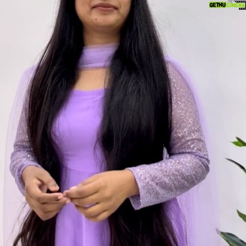 Kannika Snekan Instagram - I love my long hair but managing the frizz is quite difficult! I came across @lovebeautyandplanet_in 's Argan Oil & Lavender Anti-Frizz Hair Serum. It has 100% Organic argan Oil that tames my frizz instantly Try it out for yourself and you'll love this product as much as I do ✨ #AD #LoveBeautyAndPlanet #FrizzFreeGenie #NoFrizz #FrizzFreeHair #ArganOil #FrizzFreeGenie #NoMoreFrizzyHair #SayByeByeToFrizzyHair #HairSerum #HairCareRoutine