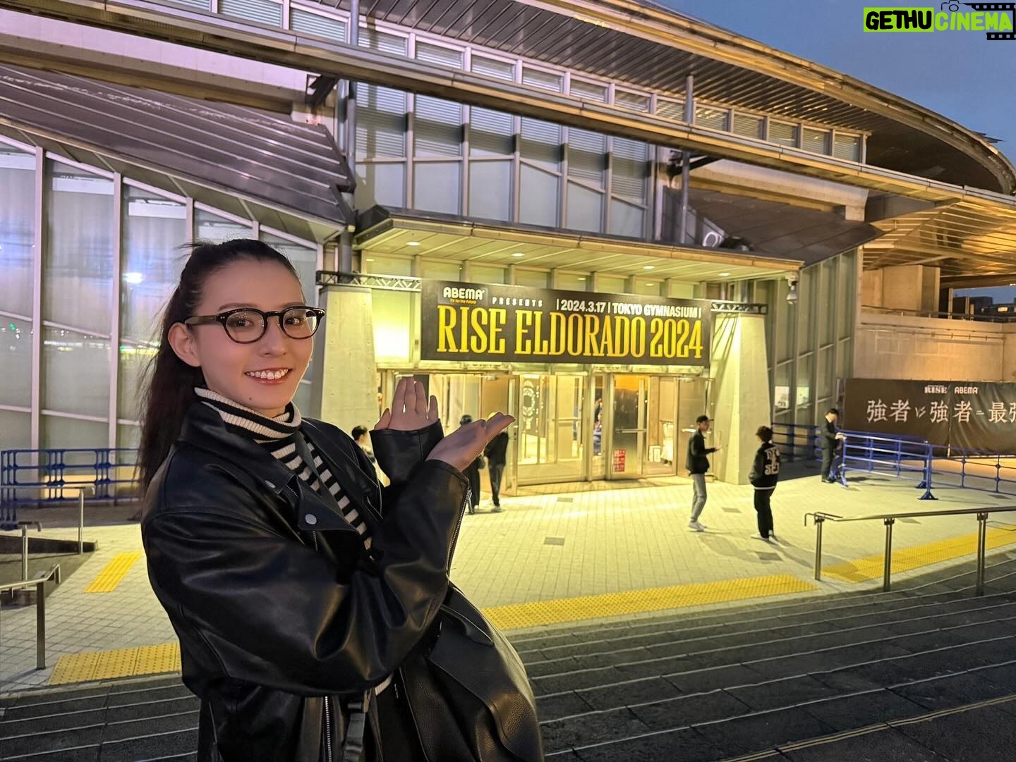 Kanon Miyahara Instagram - ラウンドガールを卒業しました🎓 大好きな格闘技という世界で ラウンドガールに憧れ2年間勤めさせていただき ありがとうございました☺️🌸 最後の大会に参加できず悔しかったですが 伊藤代表にご挨拶させていただいた時に かけていただいた言葉で本当に R-1SE Forceになれてよかったなと心から思えました。 伊藤代表本当にありがとうございました。 毎大会すごく楽しくてやりがいを感じ ラウンドガールだけではなく選手としても 試合に出させていただき まだまだチャレンジし続ける楽しさ 空手をやめてからまた試合に出るなんて 思ってもいなかったけど やってよかったと心の底から言えます。 本当にありがとうございました🥊🔥 そして私はこの2年間で 大きく成長させていただきました。 たくさんの方々と出会い 声かけていただいたり手を振ってくださる 皆様の笑顔が大好きでした! これからはまたいち格闘技ファン RISEファンに戻ります😌 会場に出没すると思いますので 声かけてください✌️ 最後会場に駆けつけたらおっきな花束頂いちゃいました🥲🩷 幸せです。 ありがとうございます😭✨ 改めて2年間ありがとうございました! 🔥🥊RISE最高🥊🔥 R-1SE Force2023 宮原華音