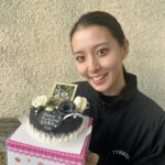 Kanon Miyahara Instagram - 28歳の誕生日をガッチャードの現場で お祝いしてもらいました🎂🖤 仮面ライダーの現場で お祝いしてもらうのは20歳の誕生日ぶりで すごい感慨深かったです😌 本当にありがとうございます！ めちゃくちゃ嬉しくて28歳いいスタートが きれました😉🫶 大好きな坂本監督と撮影頑張ってます！ みなさん残りのガッチャードもお楽しみに✨ #仮面ライダー #仮面ライダーガッチャード #kamenrider
