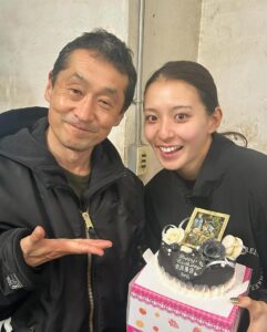 Kanon Miyahara Instagram - 28歳の誕生日をガッチャードの現場で お祝いしてもらいました🎂🖤 仮面ライダーの現場で お祝いしてもらうのは20歳の誕生日ぶりで すごい感慨深かったです😌 本当にありがとうございます！ めちゃくちゃ嬉しくて28歳いいスタートが きれました😉🫶 大好きな坂本監督と撮影頑張ってます！ みなさん残りのガッチャードもお楽しみに✨ #仮面ライダー #仮面ライダーガッチャード #kamenrider