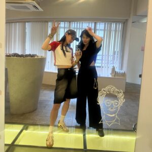 Kanon Miyahara Instagram - 凛さんと　@resee.official さんで
新しいメガネ作ってきました👓🩷

出来上がりはもう少し
楽しみだなー☺️✨

#かのんのしふく
今年はハーフパンツ履きたくてゲットしました🫣
自分が着てて気分上がるのが一番👍

t shirt: @whoswhogallery__ 
pants: @whoswhogallery__ 
cap: @basicks.jp 
shoes: @adidasoriginals