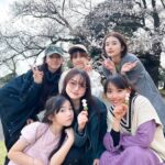 Kanon Miyahara Instagram - ガッチャードのキャストスタッフさん 来れる人たちでお花見しました🌸 ここでは敵味方関係なく 同じ作品を作る仲間として仲良く 楽しみました☺️✨ みんな優しくて面白くて 素敵な方々とお仕事できてるなーと 残り少なくなってきましたが 最後まで頑張ります💪🔥 #仮面ライダーガッチャード #kamenrider #冥黒の三姉妹 #クロトー