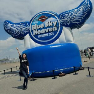 Kanon Miyahara Instagram - ブルースカイヘブン
ありがとうございました🏍️💙

稲妻ハーレーフェスティバルのCLUB HARLEYブースにて
2日間参加させていただきました！

いろんなハーレーまたがって
皆さんの素敵な愛車達をみせていただいて
楽しい2日間でした❤️‍🔥

会いにきてくれた皆様
ありがとうございました✨

CLUB HARLEYイメージキャラクターとして
これからも頑張るので
応援よろしくお願いします😎

#ブルースカイヘブン2024 #clubharley #harleydavidson