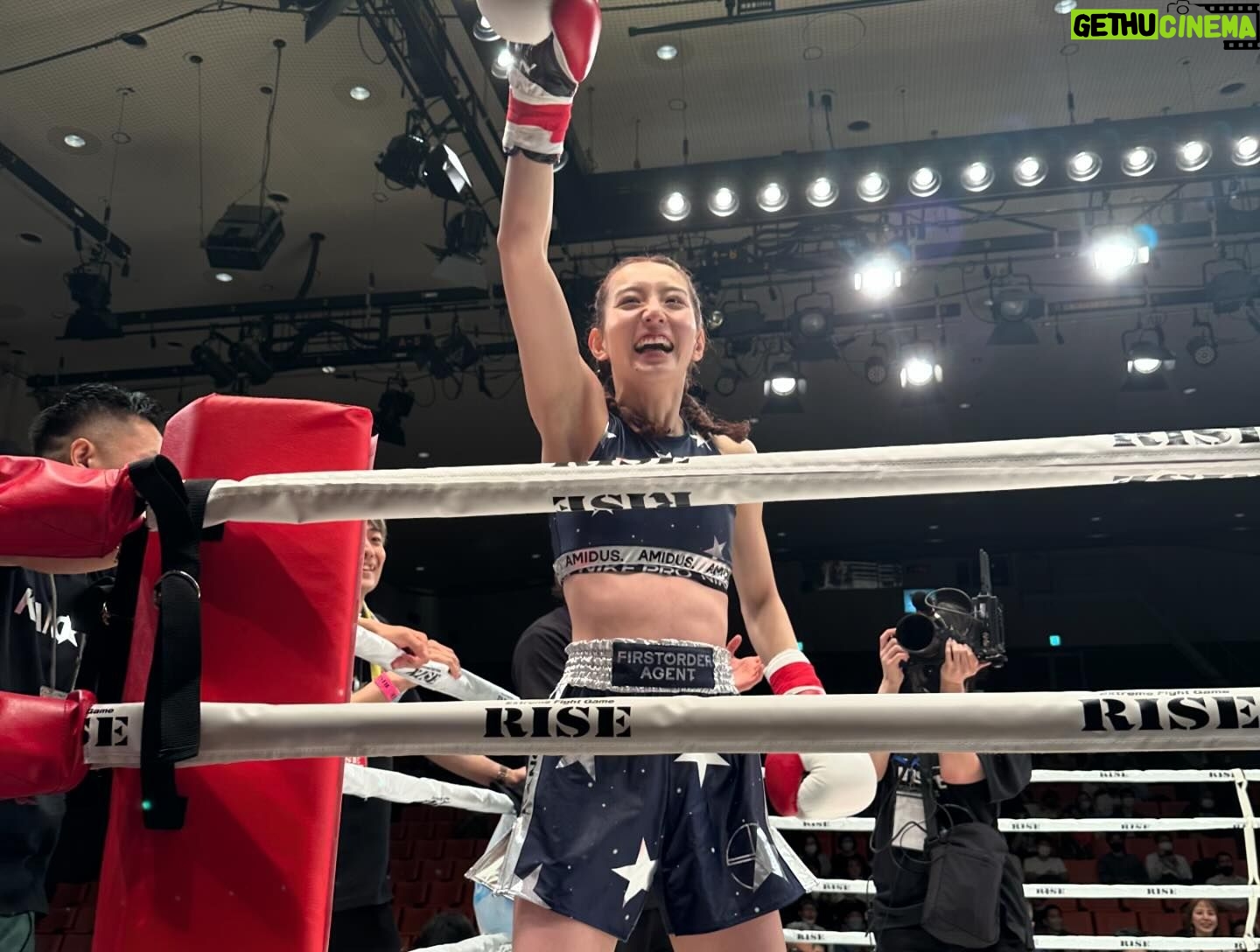 Kanon Miyahara Instagram - ラウンドガールを卒業しました🎓 大好きな格闘技という世界で ラウンドガールに憧れ2年間勤めさせていただき ありがとうございました☺️🌸 最後の大会に参加できず悔しかったですが 伊藤代表にご挨拶させていただいた時に かけていただいた言葉で本当に R-1SE Forceになれてよかったなと心から思えました。 伊藤代表本当にありがとうございました。 毎大会すごく楽しくてやりがいを感じ ラウンドガールだけではなく選手としても 試合に出させていただき まだまだチャレンジし続ける楽しさ 空手をやめてからまた試合に出るなんて 思ってもいなかったけど やってよかったと心の底から言えます。 本当にありがとうございました🥊🔥 そして私はこの2年間で 大きく成長させていただきました。 たくさんの方々と出会い 声かけていただいたり手を振ってくださる 皆様の笑顔が大好きでした! これからはまたいち格闘技ファン RISEファンに戻ります😌 会場に出没すると思いますので 声かけてください✌️ 最後会場に駆けつけたらおっきな花束頂いちゃいました🥲🩷 幸せです。 ありがとうございます😭✨ 改めて2年間ありがとうございました! 🔥🥊RISE最高🥊🔥 R-1SE Force2023 宮原華音