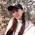 Kanon Miyahara Instagram - 桜咲いてきて気持ちまであったかい🌸 cap: @ssssattimouse jacket: @ungrid_official #かのんのしふく