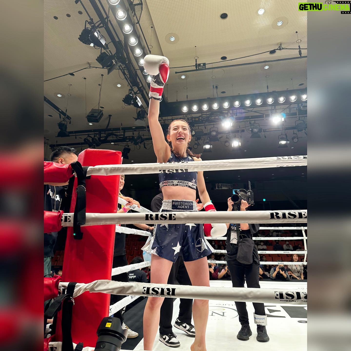 Kanon Miyahara Instagram - #RISE167 ありがとうございました! 今回R-1SE Force2023として お披露目の日でもありましたが 個人的にデビュー戦の日ということもあり 忘れられない日になりました。 少し長くなりますが読んでくれると うれしいです!! 10月から始まったRISES TUDIO内の 「宮原華音のRISEファイターに私はなる!」 のコーナーで試合への道がスタートし ぶっちゃけ本当に後楽園という 素晴らしい舞台に立てるとは思いもしませんでした。 約1年前からもっと格闘技を知りたいと思い TARGET SHIBUYAに通い始め 最初は週1行けたらいいくらいのペースで 気持ちよく体を動かしてました。 いつの間にか週3.4と増えていき 試合が決まってからは仕事でどうしても行けない日 以外は毎日通いました。 プロ練に混ぜてもらい始めて1発目の練習で ボコボコにされ始めてダウン寸前まで行き 怖くていきたくない日が続きました。 ぶっちゃけ逃げてた部分もあります。 でも試合で負けたくない。絶対に勝ちたい 自信持って4月21日後楽園にで試合をしたい そんな思いからプロ練でみなさんに鍛えていただき 久しぶりに坂道ダッシュもしたり 空手部時代を思い出しました。 小学2年生から始めた空手で全国の舞台も 世界の舞台も経験しましたが怪我も多く 一線で試合をし続けること諦めた16歳 そして芸能の道で生きていくと決めた16歳 まさか10年後またキックボクシングで 試合をするとは思ってもいませんでした。 この試合は相手の金子選手が 受けてくださって成り立った試合です。 本当にありがとうございました! 試合後お話しさせていただき 本当に素敵な方と試合ができたなと思いました。 辛いこともあるし明日が怖くなることもあるけど 生きてさえいればきっといいこと訪れるし 自分の気持ち、行動次第でこれからの人生は 変えられると私は思ってます。 たくさんの方が応援してくださり 本当に私は幸せものだと実感しました✨ この試合を見てすこしでも元気をもらったり 勇気をもらった方がいたらいいな〜… これからのことはひとまず考えず ゆっくり友達に会ったり美味しいもの食べたり しっかりお仕事もしたいと思います😊 伊藤代表をはじめ RISE関係者の皆様 応援してくださったみなさま 本当にありがとうございました!!! ラウンドガールとしても すぐリング上に戻って来れて 本当によかったー🤍🤍 2023年4月21日(金) 宮原華音