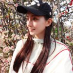 Kanon Miyahara Instagram - 桜咲いてきて気持ちまであったかい🌸 cap: @ssssattimouse jacket: @ungrid_official #かのんのしふく