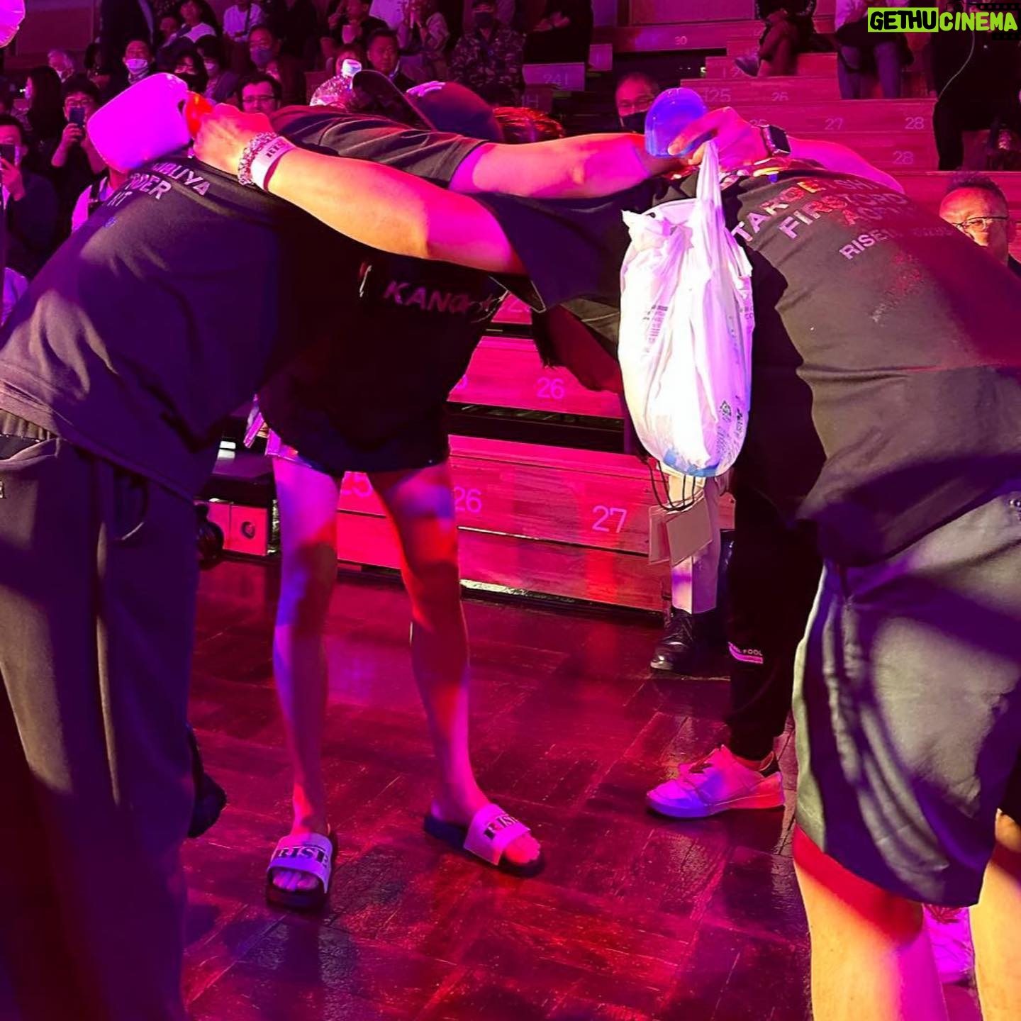 Kanon Miyahara Instagram - #RISE167 ありがとうございました! 今回R-1SE Force2023として お披露目の日でもありましたが 個人的にデビュー戦の日ということもあり 忘れられない日になりました。 少し長くなりますが読んでくれると うれしいです!! 10月から始まったRISES TUDIO内の 「宮原華音のRISEファイターに私はなる!」 のコーナーで試合への道がスタートし ぶっちゃけ本当に後楽園という 素晴らしい舞台に立てるとは思いもしませんでした。 約1年前からもっと格闘技を知りたいと思い TARGET SHIBUYAに通い始め 最初は週1行けたらいいくらいのペースで 気持ちよく体を動かしてました。 いつの間にか週3.4と増えていき 試合が決まってからは仕事でどうしても行けない日 以外は毎日通いました。 プロ練に混ぜてもらい始めて1発目の練習で ボコボコにされ始めてダウン寸前まで行き 怖くていきたくない日が続きました。 ぶっちゃけ逃げてた部分もあります。 でも試合で負けたくない。絶対に勝ちたい 自信持って4月21日後楽園にで試合をしたい そんな思いからプロ練でみなさんに鍛えていただき 久しぶりに坂道ダッシュもしたり 空手部時代を思い出しました。 小学2年生から始めた空手で全国の舞台も 世界の舞台も経験しましたが怪我も多く 一線で試合をし続けること諦めた16歳 そして芸能の道で生きていくと決めた16歳 まさか10年後またキックボクシングで 試合をするとは思ってもいませんでした。 この試合は相手の金子選手が 受けてくださって成り立った試合です。 本当にありがとうございました! 試合後お話しさせていただき 本当に素敵な方と試合ができたなと思いました。 辛いこともあるし明日が怖くなることもあるけど 生きてさえいればきっといいこと訪れるし 自分の気持ち、行動次第でこれからの人生は 変えられると私は思ってます。 たくさんの方が応援してくださり 本当に私は幸せものだと実感しました✨ この試合を見てすこしでも元気をもらったり 勇気をもらった方がいたらいいな〜… これからのことはひとまず考えず ゆっくり友達に会ったり美味しいもの食べたり しっかりお仕事もしたいと思います😊 伊藤代表をはじめ RISE関係者の皆様 応援してくださったみなさま 本当にありがとうございました!!! ラウンドガールとしても すぐリング上に戻って来れて 本当によかったー🤍🤍 2023年4月21日(金) 宮原華音
