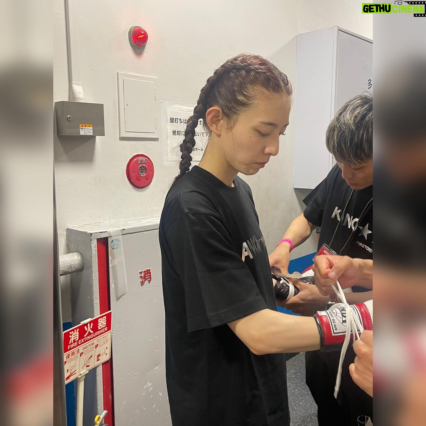 Kanon Miyahara Instagram - #RISE167 ありがとうございました! 今回R-1SE Force2023として お披露目の日でもありましたが 個人的にデビュー戦の日ということもあり 忘れられない日になりました。 少し長くなりますが読んでくれると うれしいです!! 10月から始まったRISES TUDIO内の 「宮原華音のRISEファイターに私はなる!」 のコーナーで試合への道がスタートし ぶっちゃけ本当に後楽園という 素晴らしい舞台に立てるとは思いもしませんでした。 約1年前からもっと格闘技を知りたいと思い TARGET SHIBUYAに通い始め 最初は週1行けたらいいくらいのペースで 気持ちよく体を動かしてました。 いつの間にか週3.4と増えていき 試合が決まってからは仕事でどうしても行けない日 以外は毎日通いました。 プロ練に混ぜてもらい始めて1発目の練習で ボコボコにされ始めてダウン寸前まで行き 怖くていきたくない日が続きました。 ぶっちゃけ逃げてた部分もあります。 でも試合で負けたくない。絶対に勝ちたい 自信持って4月21日後楽園にで試合をしたい そんな思いからプロ練でみなさんに鍛えていただき 久しぶりに坂道ダッシュもしたり 空手部時代を思い出しました。 小学2年生から始めた空手で全国の舞台も 世界の舞台も経験しましたが怪我も多く 一線で試合をし続けること諦めた16歳 そして芸能の道で生きていくと決めた16歳 まさか10年後またキックボクシングで 試合をするとは思ってもいませんでした。 この試合は相手の金子選手が 受けてくださって成り立った試合です。 本当にありがとうございました! 試合後お話しさせていただき 本当に素敵な方と試合ができたなと思いました。 辛いこともあるし明日が怖くなることもあるけど 生きてさえいればきっといいこと訪れるし 自分の気持ち、行動次第でこれからの人生は 変えられると私は思ってます。 たくさんの方が応援してくださり 本当に私は幸せものだと実感しました✨ この試合を見てすこしでも元気をもらったり 勇気をもらった方がいたらいいな〜… これからのことはひとまず考えず ゆっくり友達に会ったり美味しいもの食べたり しっかりお仕事もしたいと思います😊 伊藤代表をはじめ RISE関係者の皆様 応援してくださったみなさま 本当にありがとうございました!!! ラウンドガールとしても すぐリング上に戻って来れて 本当によかったー🤍🤍 2023年4月21日(金) 宮原華音