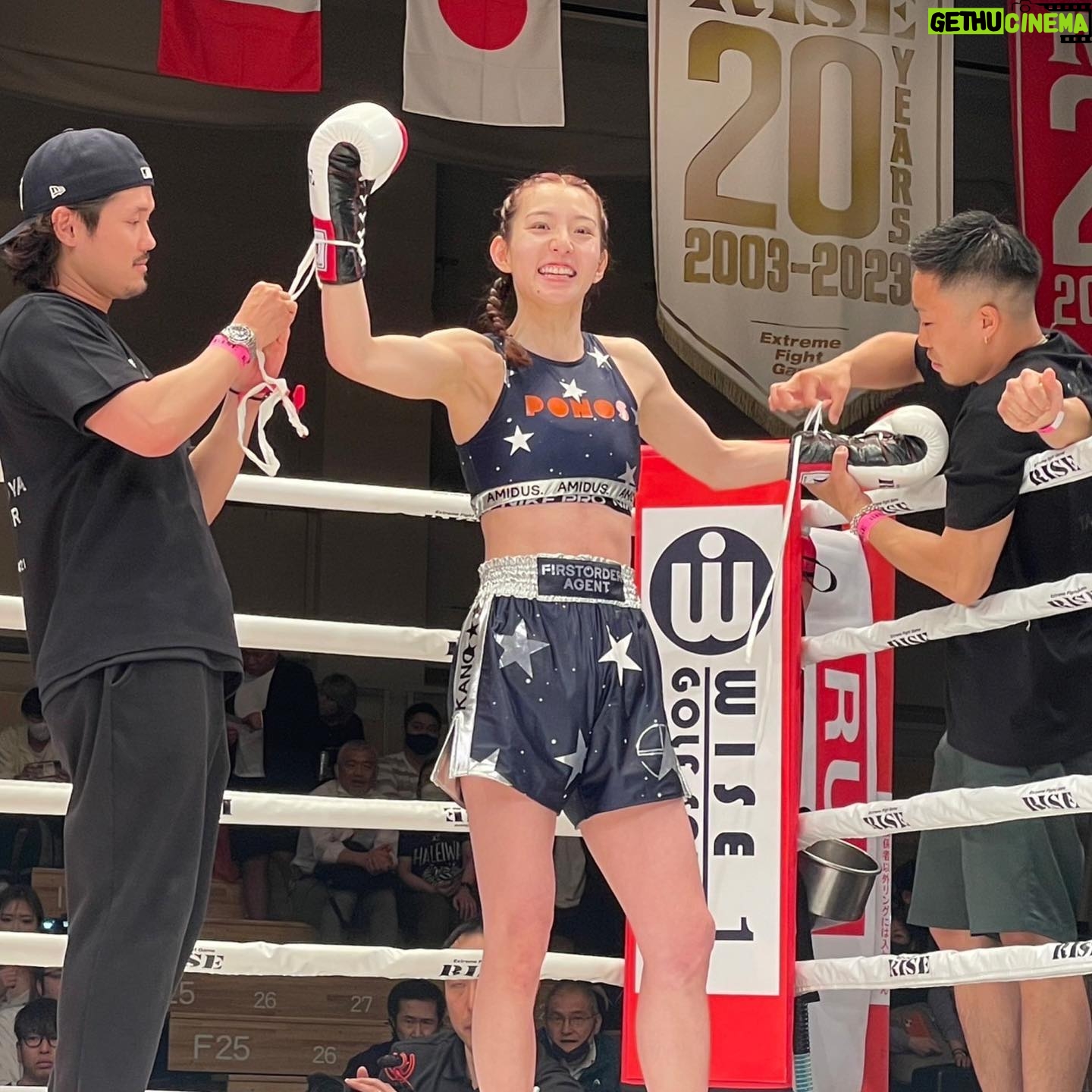 Kanon Miyahara Instagram - #RISE167 ありがとうございました! 今回R-1SE Force2023として お披露目の日でもありましたが 個人的にデビュー戦の日ということもあり 忘れられない日になりました。 少し長くなりますが読んでくれると うれしいです!! 10月から始まったRISES TUDIO内の 「宮原華音のRISEファイターに私はなる!」 のコーナーで試合への道がスタートし ぶっちゃけ本当に後楽園という 素晴らしい舞台に立てるとは思いもしませんでした。 約1年前からもっと格闘技を知りたいと思い TARGET SHIBUYAに通い始め 最初は週1行けたらいいくらいのペースで 気持ちよく体を動かしてました。 いつの間にか週3.4と増えていき 試合が決まってからは仕事でどうしても行けない日 以外は毎日通いました。 プロ練に混ぜてもらい始めて1発目の練習で ボコボコにされ始めてダウン寸前まで行き 怖くていきたくない日が続きました。 ぶっちゃけ逃げてた部分もあります。 でも試合で負けたくない。絶対に勝ちたい 自信持って4月21日後楽園にで試合をしたい そんな思いからプロ練でみなさんに鍛えていただき 久しぶりに坂道ダッシュもしたり 空手部時代を思い出しました。 小学2年生から始めた空手で全国の舞台も 世界の舞台も経験しましたが怪我も多く 一線で試合をし続けること諦めた16歳 そして芸能の道で生きていくと決めた16歳 まさか10年後またキックボクシングで 試合をするとは思ってもいませんでした。 この試合は相手の金子選手が 受けてくださって成り立った試合です。 本当にありがとうございました! 試合後お話しさせていただき 本当に素敵な方と試合ができたなと思いました。 辛いこともあるし明日が怖くなることもあるけど 生きてさえいればきっといいこと訪れるし 自分の気持ち、行動次第でこれからの人生は 変えられると私は思ってます。 たくさんの方が応援してくださり 本当に私は幸せものだと実感しました✨ この試合を見てすこしでも元気をもらったり 勇気をもらった方がいたらいいな〜… これからのことはひとまず考えず ゆっくり友達に会ったり美味しいもの食べたり しっかりお仕事もしたいと思います😊 伊藤代表をはじめ RISE関係者の皆様 応援してくださったみなさま 本当にありがとうございました!!! ラウンドガールとしても すぐリング上に戻って来れて 本当によかったー🤍🤍 2023年4月21日(金) 宮原華音