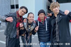 Kanon Miyahara Instagram - 写真連投します！！

監督と愉快な仲間たち💪❤️‍🔥

クロトー２週連続トレンド入り
ありがとうございます！

最後まで魂込めてクロトー演じさせていただきます🔥

#仮面ライダーガッチャード #kamenrider #冥黒の三姉妹 #クロトー #坂本浩一監督