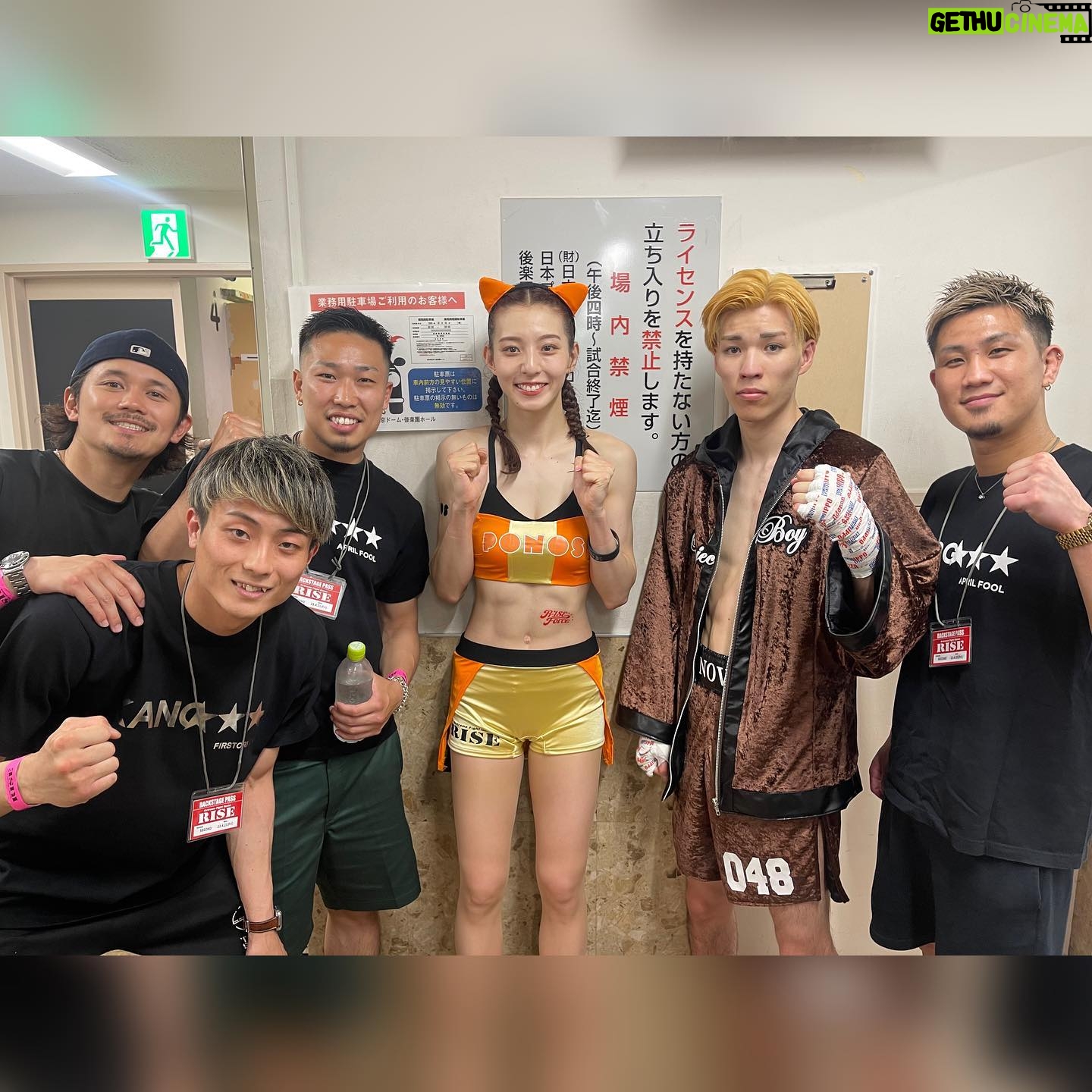 Kanon Miyahara Instagram - #RISE167 ありがとうございました! 今回R-1SE Force2023として お披露目の日でもありましたが 個人的にデビュー戦の日ということもあり 忘れられない日になりました。 少し長くなりますが読んでくれると うれしいです!! 10月から始まったRISES TUDIO内の 「宮原華音のRISEファイターに私はなる!」 のコーナーで試合への道がスタートし ぶっちゃけ本当に後楽園という 素晴らしい舞台に立てるとは思いもしませんでした。 約1年前からもっと格闘技を知りたいと思い TARGET SHIBUYAに通い始め 最初は週1行けたらいいくらいのペースで 気持ちよく体を動かしてました。 いつの間にか週3.4と増えていき 試合が決まってからは仕事でどうしても行けない日 以外は毎日通いました。 プロ練に混ぜてもらい始めて1発目の練習で ボコボコにされ始めてダウン寸前まで行き 怖くていきたくない日が続きました。 ぶっちゃけ逃げてた部分もあります。 でも試合で負けたくない。絶対に勝ちたい 自信持って4月21日後楽園にで試合をしたい そんな思いからプロ練でみなさんに鍛えていただき 久しぶりに坂道ダッシュもしたり 空手部時代を思い出しました。 小学2年生から始めた空手で全国の舞台も 世界の舞台も経験しましたが怪我も多く 一線で試合をし続けること諦めた16歳 そして芸能の道で生きていくと決めた16歳 まさか10年後またキックボクシングで 試合をするとは思ってもいませんでした。 この試合は相手の金子選手が 受けてくださって成り立った試合です。 本当にありがとうございました! 試合後お話しさせていただき 本当に素敵な方と試合ができたなと思いました。 辛いこともあるし明日が怖くなることもあるけど 生きてさえいればきっといいこと訪れるし 自分の気持ち、行動次第でこれからの人生は 変えられると私は思ってます。 たくさんの方が応援してくださり 本当に私は幸せものだと実感しました✨ この試合を見てすこしでも元気をもらったり 勇気をもらった方がいたらいいな〜… これからのことはひとまず考えず ゆっくり友達に会ったり美味しいもの食べたり しっかりお仕事もしたいと思います😊 伊藤代表をはじめ RISE関係者の皆様 応援してくださったみなさま 本当にありがとうございました!!! ラウンドガールとしても すぐリング上に戻って来れて 本当によかったー🤍🤍 2023年4月21日(金) 宮原華音