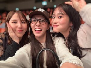 Kanon Miyahara Instagram - 凛さんと #RISE178 観戦❤️‍🔥
ラウンドガールの時とはまた違って
感情むき出しで観戦するただのファン🥊

今回も熱い試合でめちゃくちゃ楽しかったー🤣！！！

ちーころさんにも会えちゃった🫶