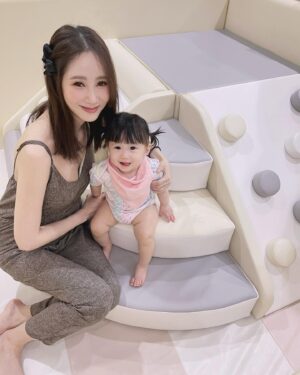 Kanya Rattanapetch Instagram - เมื่อลูกชอบปีนหัวเตียง ปีนคอก ปีนทุกอย่าง ต้องจัดให้สุดคะ  ปีนไปเลยสัก 10 รอบ 😂😂