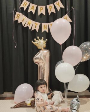 Kanya Rattanapetch Instagram - Happy 1st Birthday Nene ขอให้หนูสุขภาพแข็งแรง มีความสุขในทุกๆวัน เป็นเด็กดี ดื้อน้อยลง กินข้าวเยอะๆ ที่สำคัญ ห้ามป่วยเหมือนวันเกิดปีนี้ เพราะแม่ต้องยกเลิกทริป อดไปเที่ยว ฉลองให้หนูเลยย🙄🙄