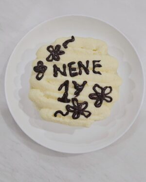 Kanya Rattanapetch Instagram - Happy 1st Birthday Nene ขอให้หนูสุขภาพแข็งแรง มีความสุขในทุกๆวัน เป็นเด็กดี ดื้อน้อยลง กินข้าวเยอะๆ ที่สำคัญ ห้ามป่วยเหมือนวันเกิดปีนี้ เพราะแม่ต้องยกเลิกทริป อดไปเที่ยว ฉลองให้หนูเลยย🙄🙄