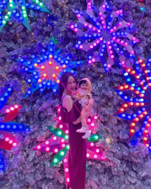 Kanya Rattanapetch Instagram - Merry Christmas เนเน่กำลังงงกับลุงซานต้าคะ🎅