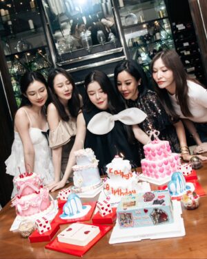 Kanya Rattanapetch Instagram - Happy Birthday my sissy @katheryn_lee ขอให้พี่มีความสุขมากๆๆ สามีรัก สามีหลง 55555 เป็นที่รักของทุกคน ทำธุรกิจอะไรก็เฮงๆปังๆ ลูกๆเลี้ยงง่ายไม่ดื้อ ไม่ซน😂😂 เป็นพี่ที่น่ารักแบบนี้ตลอดไปคะ ถึงไม่ค่อยได้ออกไปเจอ แต่รักเสมอน้าาาาา จุ๊บบ😘😘