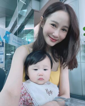 Kanya Rattanapetch Instagram - วันนี้พามู๋น้อยไปฉีดวัคซีนมา หน้าตาบูดเบี้ยวเลยค่าาา😅😅