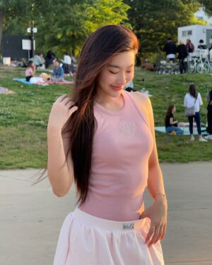 Kanyaphak Pongsak Instagram - ที่มาของคำว่าเห่อ..ซื้ิอปุ้ปใส่ปั้ป เพราะอยู่ไทยลุคนี้ไปไหน..😂🌸🇰🇷