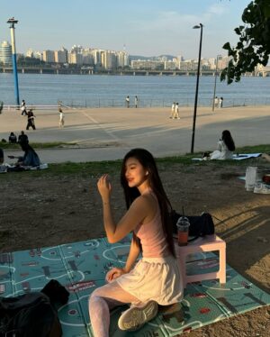 Kanyaphak Pongsak Instagram - ที่มาของคำว่าเห่อ..ซื้ิอปุ้ปใส่ปั้ป เพราะอยู่ไทยลุคนี้ไปไหน..😂🌸🇰🇷
