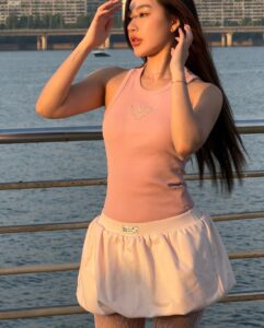 Kanyaphak Pongsak Instagram - ที่มาของคำว่าเห่อ..ซื้ิอปุ้ปใส่ปั้ป เพราะอยู่ไทยลุคนี้ไปไหน..😂🌸🇰🇷