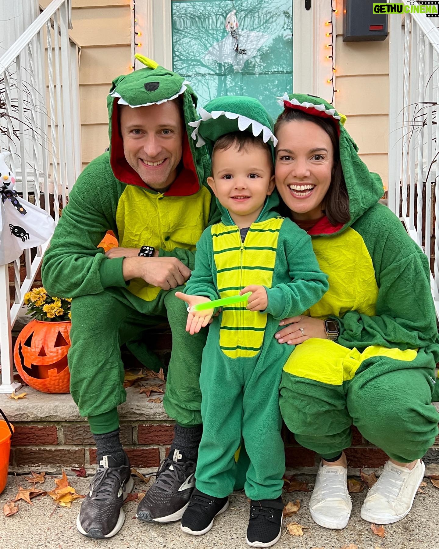 Kara Lindsay - 5.4K Likes - Can you believe Monday was a whole holiday ago?!
Halloween Dino Fam 🎃