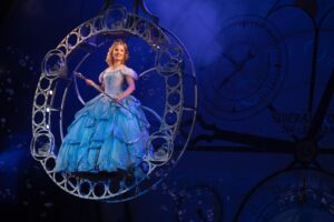 Kara Lindsay Instagram - Happy Wicked Day! @wicked_musical you’ve certainly changed our hearts for the better. 💕
This show has been a blessing for our family in more ways than one! So grateful. 
@kcmassey1

📷 @joanmarcus