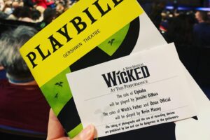 Kara Lindsay Instagram - Happy Wicked Day! @wicked_musical you’ve certainly changed our hearts for the better. 💕
This show has been a blessing for our family in more ways than one! So grateful. 
@kcmassey1

📷 @joanmarcus