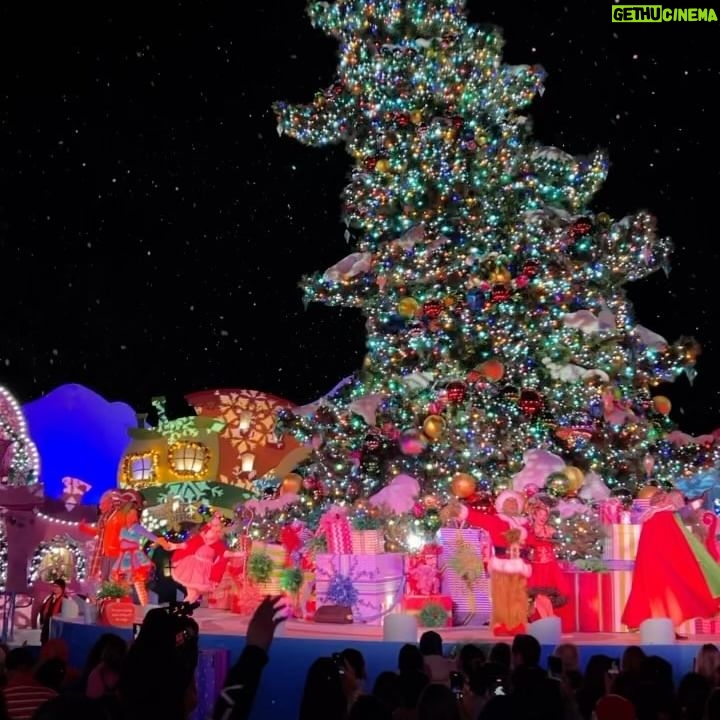 Kara Royster - 634 Likes - Merry Grinchmas ✨❄️🎄💚