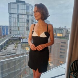 Kara Tointon Instagram - The occasional night of dress up is always fun when @kelvinstylist is on the case.
Dress : @filiarmi 
Shoes : @kurtgeiger 
#almostlittleblackdress
for the opening night of @artotellondonbattersea @loopvip @artotel
Skin love : @fakebake_uk @thetanexpert 🤎