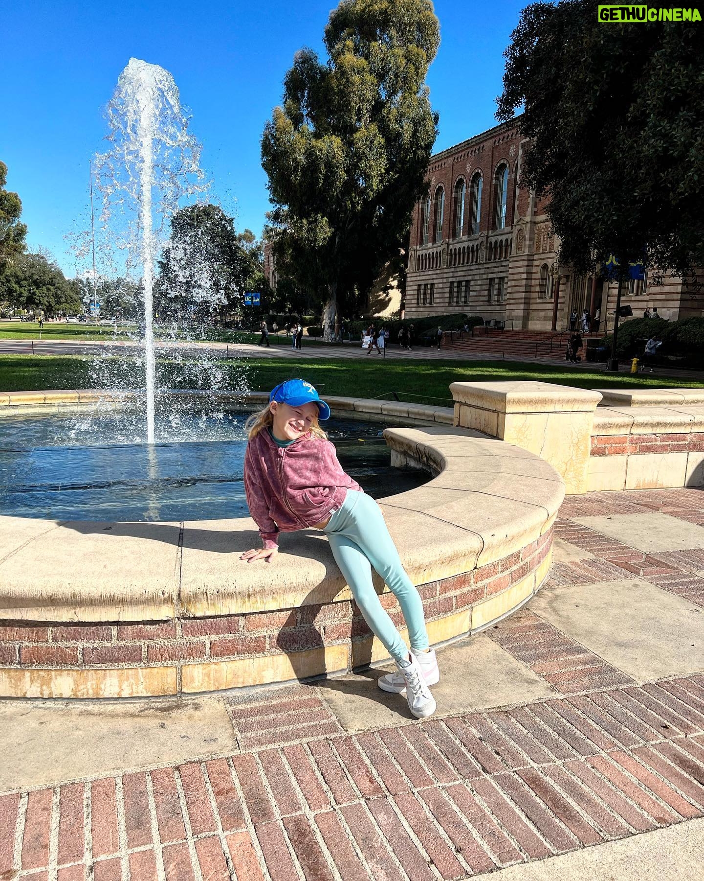 Kara Keough Instagram - Teaching our girl how to 8-clap and what being a @UCLA #Bruin means to us! A special thanks to @uclafootball for taking the time to give us an impromptu tour of the @wasserman Football Center 🐻