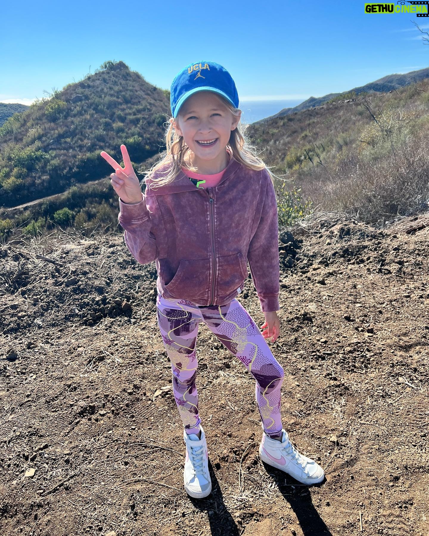 Kara Keough Instagram - Teaching our girl how to 8-clap and what being a @UCLA #Bruin means to us! A special thanks to @uclafootball for taking the time to give us an impromptu tour of the @wasserman Football Center 🐻