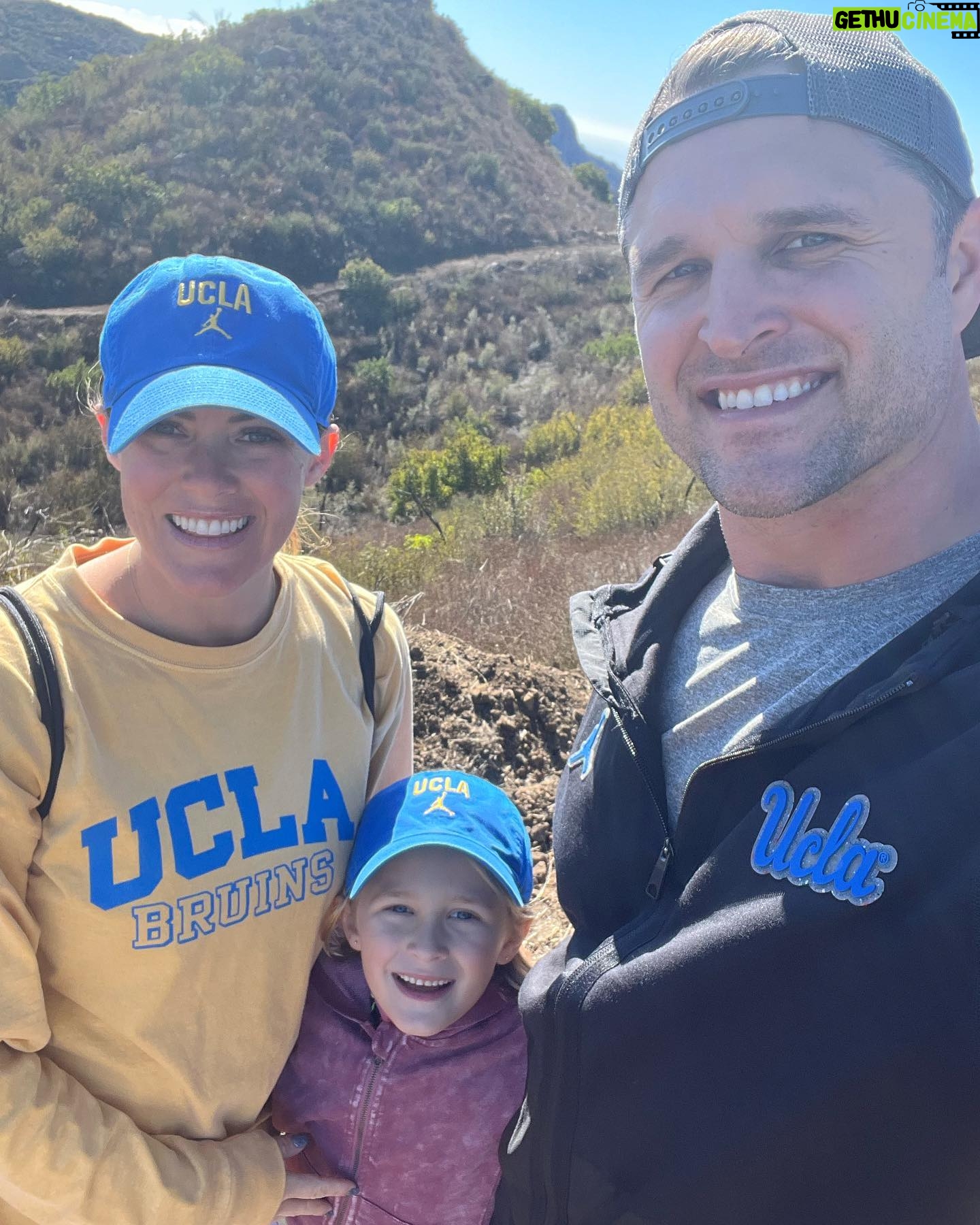 Kara Keough Instagram - Teaching our girl how to 8-clap and what being a @UCLA #Bruin means to us! A special thanks to @uclafootball for taking the time to give us an impromptu tour of the @wasserman Football Center 🐻