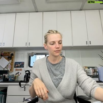 Kara Killmer Instagram - Daily routine with @chicagomakeupartists, Karen Brody who has been curating Sylvie’s look for the last 7 years. As well as a bonus shoulder massage from Eamonn, which is the best way to start your day, really. 😎 @nbconechicago @wolfentertainment #chicagofire