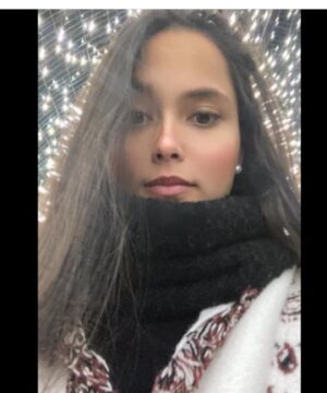 Karen Furlong Instagram - Hola 💫 
Desaparecí un ratito porque sin duda alguna este año ha sido duro para mi y para los míos…
Creo que en redes sociales siempre se habla y vemos lo bonito que “todo mundo lo pasa en estas fechas” y es muy lindo ver eso pero no todo es cierto … ¿Qué hay de los que no? ¿Qué hay de los que están en un hospital? ¿Qué hay de los que nos dejaron este año a tan solo unos días de terminarlo? De los que deben ir a trabajar por que “the show must go on” aunque no tengan nada de ganas de levantarse, y de que estás fechas casi se convierten en una presión de que deben de ser de muuucha felicidad…
 
Hoy pienso mucho en todo eso porque nunca antes había tenido la necesidad de hacerlo y hoy abrazo a todos aquellos que en estos días, no necesariamente tienen felices fiestas 
Muchas cosas no están en nuestras manos… pero con todo lo que ha pasado pienso que empezar un nuevo año puede ser un buen momento para renovarnos, reflexionar y hacer lo que si esté de nuestro lado para estar en un lugar mejor y tener fe de que vendrán cosas mejores. 
 
Abracen muy fuerte a la gente que quieren 🙏🏼💞 Yo los abrazo fuerte a ustedes también y deseo mucho amor y salud en sus vidas 

PD: obviamente amo ver a la gente feliz en estas fechas, solo que no es la realidad de todo mundo y si tú estás pasando por un momento difícil, permítete estar ahí y no te presiones por lo que ves en redes … ni por esa sonrisa que no necesariamente es cierta 
Tqm 💫