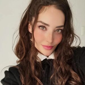 Karen Leone Instagram - Todo lo que salga del corazón se expande, la respuesta correcta a TODO siempre es desde el amor...Para ti, a los demás, a los animales, a la naturaleza, al planeta, a todo. Como tratas a los demás es como te tratas a ti, empecemos por nosotros, más COMPASIÓN, más AMOR, más EMPATÍA, más COHERENCIA.
Bonito sábado✨💜✨
.
.
.
#saturday #amor #compasion #empatia #coherencia