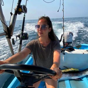 Karen Leone Instagram - La pesca del día en 1 hora (si duele el brazo)... Hazle Zoom y verás un Marlín y un pez dorado... 🐠
Les cuento que me veo feliz y en paz, pero una partesita de mí quería regresarlos al mar, pero creo que me hubieran bajado a mi primero 😂🥲💔