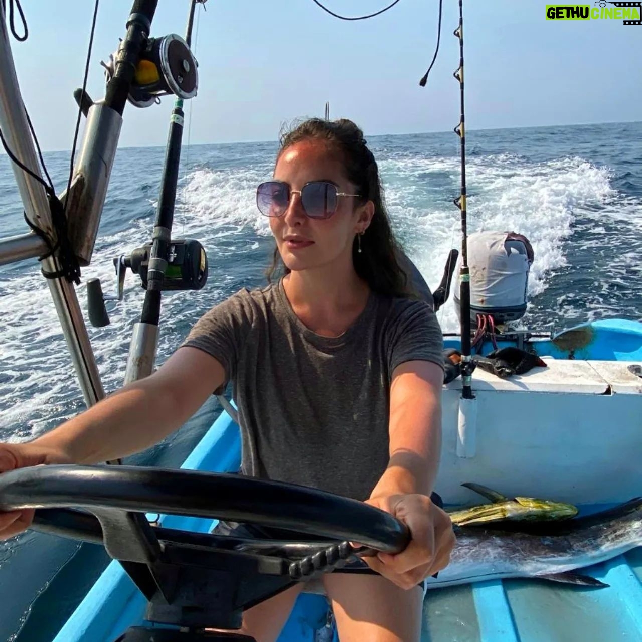 Karen Leone - 3 Likes - La pesca del día en 1 hora (si duele el brazo)... Hazle Zoom y verás un Marlín y un pez dorado... 🐠
Les cuento que me veo feliz y en paz, pero una partesita de mí quería regresarlos al mar, pero creo que me hubieran bajado a mi primero 😂🥲💔