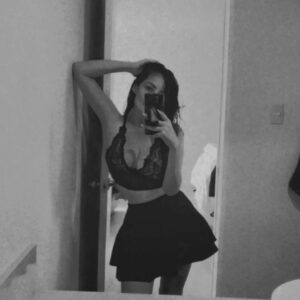 Karen Leone Instagram - El amor NO es una relación, ES un estado. Ama en lugar de necesitar, ama lo que eres, ama lo que sucede ahora, no esperes a que alguien llegue para hacerlo, no cedas tu poder a nadie, florece, se tú y brilla desde el corazón, desde el amor, de ahí viene lo verdadero, tu esencia.🌹💋