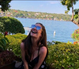 Karen Leone Instagram - La vida es un juego!... Te estás divirtiendo? O estas en modo serio porque tienes problemas, eres adulto y tienes que dar cierta imagen para que te respeten?
No es necesario ser serio para que eso suceda, un ser en coherencia disfruta como niño, se ríe a carcajadas, se sigue sorprendiendo y también es sabio y puede tomar en serio conversaciones y en el trabajo, eso créeme no es ser inmaduro. Nos ponen tantas etiquetas desde niños que nos compramos todo lo que nos dicen y hacemos lo que hacen los adultos. Nunca es tarde para empezar a vivir con coherencia, amor y diversión. Y tú te estás divirtiendo??? 🦢🌳🌹😆💜