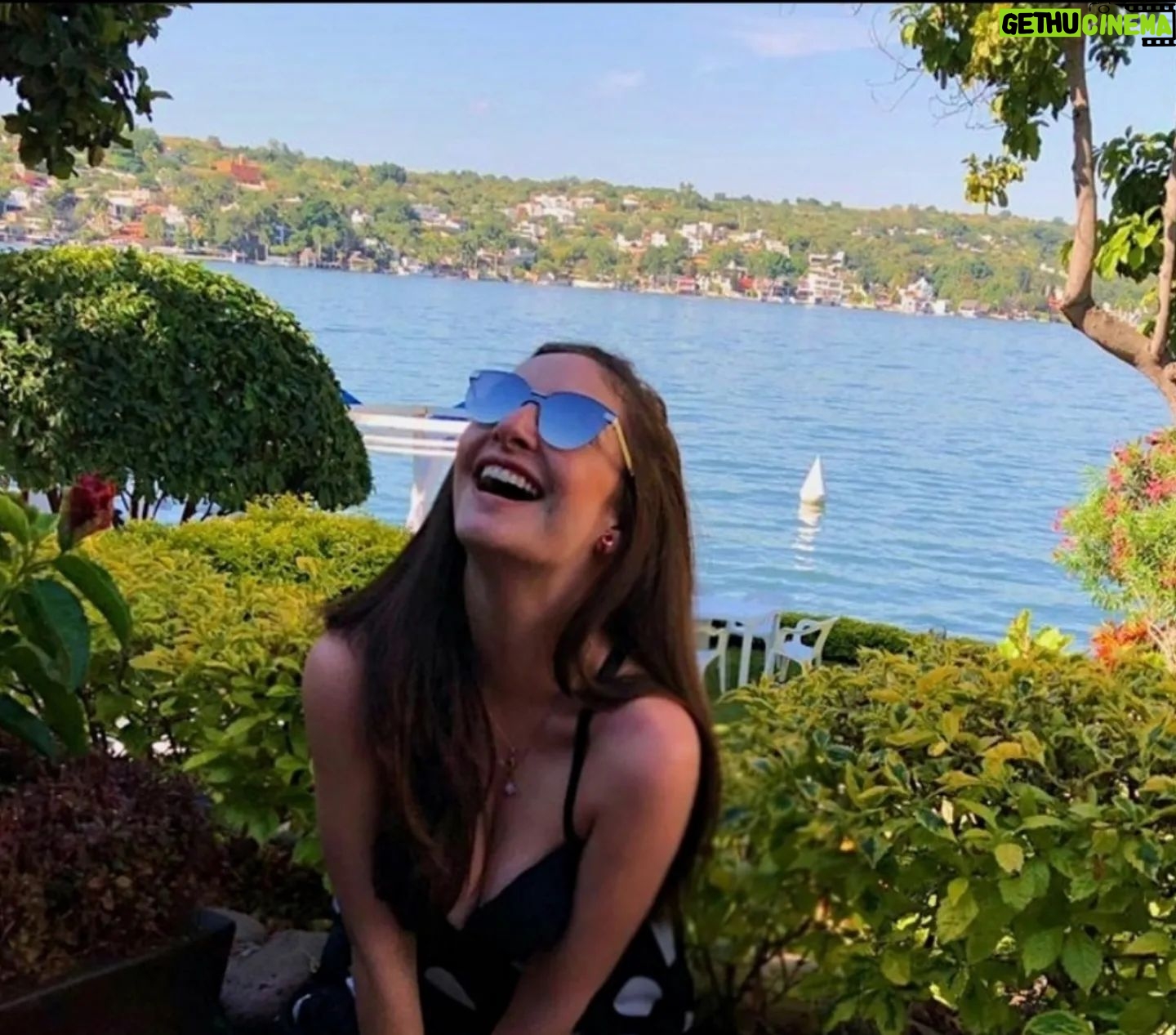 Karen Leone - 3 Likes - La vida es un juego!... Te estás divirtiendo? O estas en modo serio porque tienes problemas, eres adulto y tienes que dar cierta imagen para que te respeten?
No es necesario ser serio para que eso suceda, un ser en coherencia disfruta como niño, se ríe a carcajadas, se sigue sorprendiendo y también es sabio y puede tomar en serio conversaciones y en el trabajo, eso créeme no es ser inmaduro. Nos ponen tantas etiquetas desde niños que nos compramos todo lo que nos dicen y hacemos lo que hacen los adultos. Nunca es tarde para empezar a vivir con coherencia, amor y diversión. Y tú te estás divirtiendo??? 🦢🌳🌹😆💜