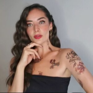 Actress Karen Leone HD Instagram Photos and Wallpapers April 2023