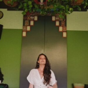 Karen Leone Instagram - Que las música sane tu corazón, que las lágrimas purifiquen tu alma, que tu respiración te lleve a tal consciencia que se expanda por todo tu ser AMOR puro, amor por ti, por el otro, por la existencia. Me amo en ti. Bonita noche✨❤️‍🔥✨
.
.
.
#sanacion #amor #consciencia #alma