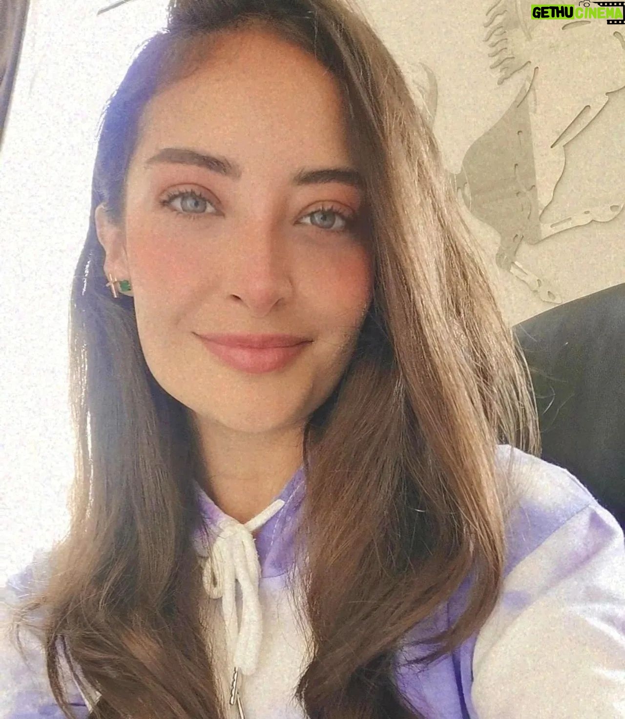 Karen Leone - 3 Likes - El aspecto más importante del amor no está en dar o recibir, está en el SER.💜 RamDass.
Simplemente SER amor, congruente y honesto. Esto es lo que me repito cada que tomo una decisión, cada que algo no se está sintiendo bien dentro de mi, me pregunto, esto viene del amor? Y sino me aviento un clavado profundo para dar con la raíz y la traigo a la superficie, a veces duele pero es necesario para que brote el amor en mi, después de eso viene luz en el camino, y así una y otra vez, sabiendo que es parte del camino y que llegan personas para espejearnos o mostrarnos eso que aún tiene ruido en el alma.
Te abrazo si estas pasando por algo así y no estás encontrando una salida, recuerda SIEMPRE... Esto también va a pasar. 🙂✨
.
#saturday #amor #picoftheday la